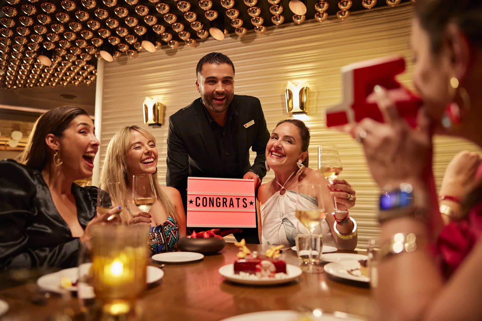 Celebración especial entre adultos en Virgin Voyages
