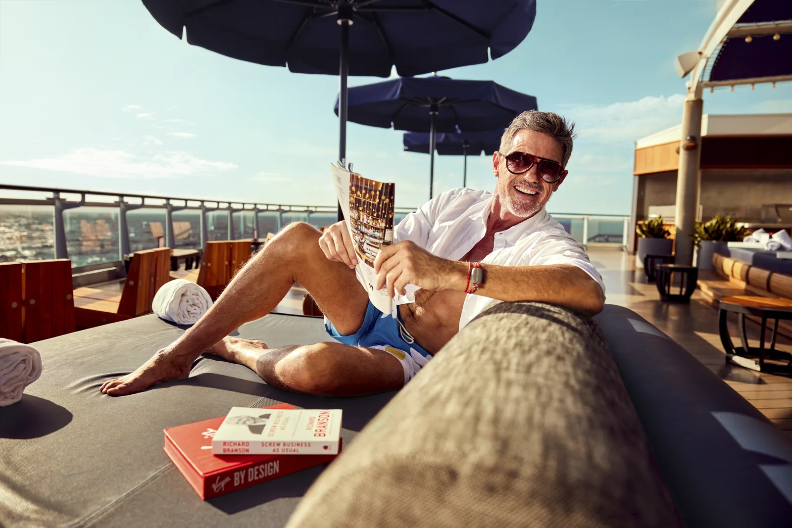 Adulto relajándose en la cubierta de Virgin Voyages